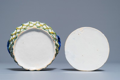 Een paar polychrome Delftse botervloten met reli&euml;fdecor op ajour bewerkte schotels, 18e eeuw