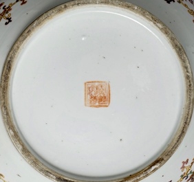 Een Chinese famille rose dekseldoos met floraal decor, Zhou Shunxing merk, 19/20e eeuw