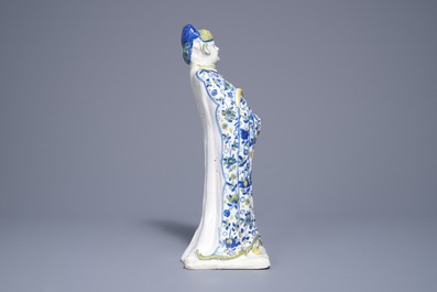 Een grote polychrome Duits aardewerken figuur van een Chinees, Berlijn, 18e eeuw