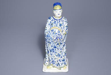Een grote polychrome Duits aardewerken figuur van een Chinees, Berlijn, 18e eeuw
