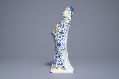 Een grote polychrome Duits aardewerken figuur van een Chinees, Berlijn, 18e eeuw