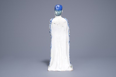 Een grote polychrome Duits aardewerken figuur van een Chinees, Berlijn, 18e eeuw