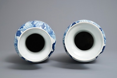 Een paar Chinese blauwwitte rouleau vazen met landschapsdecor, 19e eeuw