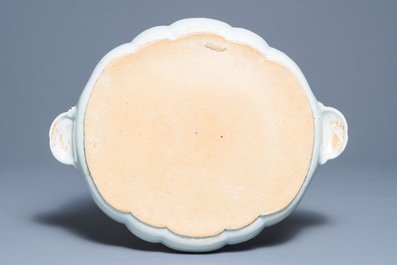 Een Chinese famille rose schotel met wapen van Loodh, Zweedse Oost-Indische Compagnie, Qianlong