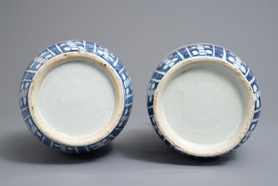 Een paar Chinese blauwwitte rouleau vazen met landschapsdecor, 19e eeuw