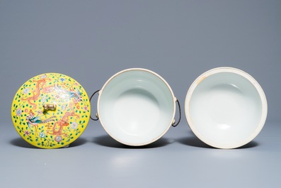 Une paire de terrines couvertes en porcelaine de Chine famille jaune, 19&egrave;me