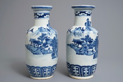 Een paar Chinese blauwwitte rouleau vazen met landschapsdecor, 19e eeuw