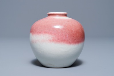 A Chinese peachbloom-glazed globular vase on stand, 19/20th C.