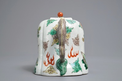 Een Chinese famille verte draakvormige theepot met floraal decor, 19/20e eeuw