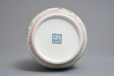 Een Chinese famille rose lantaarnvormige vaas met go-spelers, Qianlong merk, Republiek, 20e eeuw