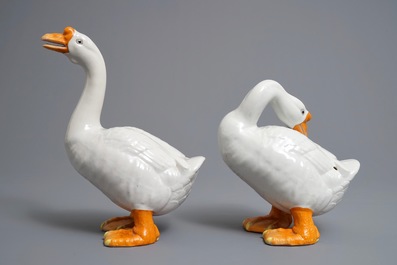 Une paire de mod&egrave;les d'oies en porcelaine de Chine, Qianlong/Jiaqing