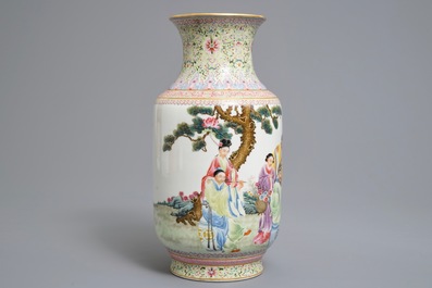 Een Chinese famille rose lantaarnvormige vaas met go-spelers, Qianlong merk, Republiek, 20e eeuw