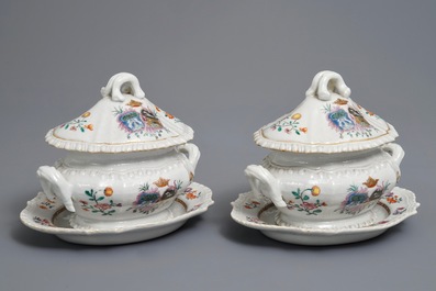 Une paire de terrines en porcelaine de Chine famille rose pour le march&eacute; hollandais, blasons de Nauta Beuckens et Swalue, Qianlong