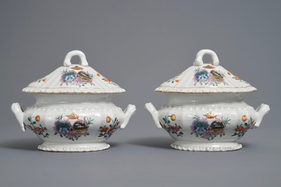 Une paire de terrines en porcelaine de Chine famille rose pour le march&eacute; hollandais, blasons de Nauta Beuckens et Swalue, Qianlong