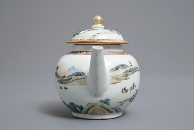 Une th&eacute;i&egrave;re couverte en porcelaine de Chine famille rose, Yongzheng