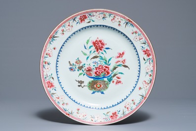 Drie Chinese famille rose schotels met bloemvazen, Qianlong