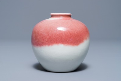 A Chinese peachbloom-glazed globular vase on stand, 19/20th C.