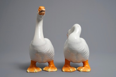 Une paire de mod&egrave;les d'oies en porcelaine de Chine, Qianlong/Jiaqing