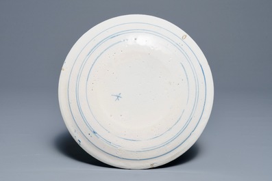 Une assiette en fa&iuml;ence de Delft bleu et blanc de la s&eacute;rie des "Zodiaques", premier quart du 18&egrave;me