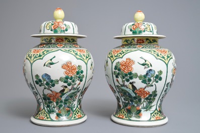 Une paire de vases couverts en porcelaine de Chine famille verte, 19&egrave;me