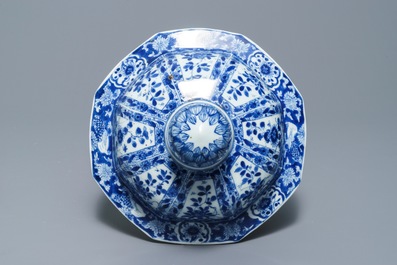 Un grand vase couvert en porcelaine de Chine bleu et blanc, Kangxi