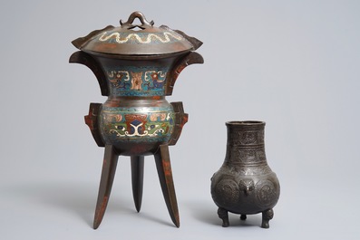 Un vase tripod et une coupe jue en bronze et &eacute;maux cloisonn&eacute;s, Chine, 18/19&egrave;me