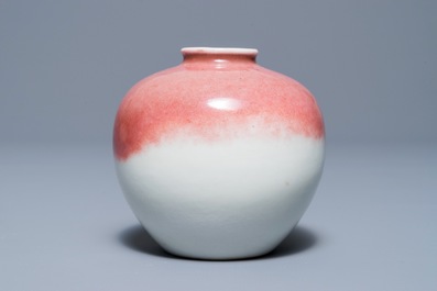 A Chinese peachbloom-glazed globular vase on stand, 19/20th C.