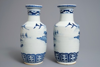 Een paar Chinese blauwwitte rouleau vazen met landschapsdecor, 19e eeuw