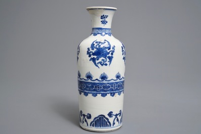 Een Chinese blauwwitte rolwagen vaas met floraal decor, Kangxi