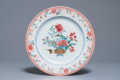 Drie Chinese famille rose schotels met bloemvazen, Qianlong
