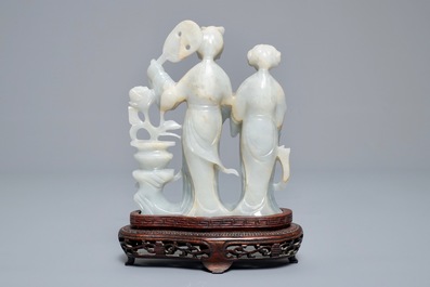 A Chinese jade group of two ladies and two reticulated buttons, 19/20th C.