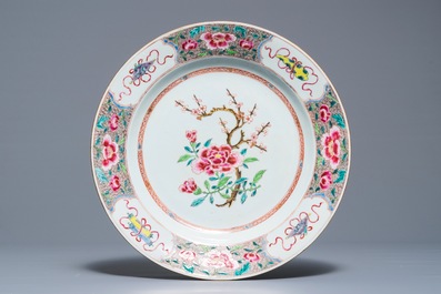 Een Chinese famille rose schotel en een paar borden met floraal decor, Qianlong