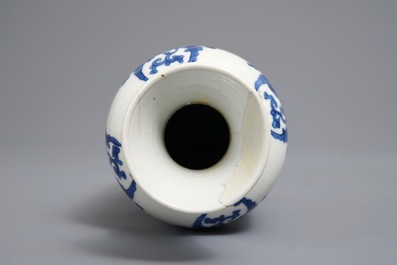 Een Chinese blauwwitte rolwagen vaas met floraal decor, Kangxi