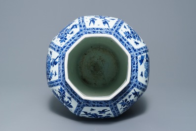 Un grand vase couvert en porcelaine de Chine bleu et blanc, Kangxi