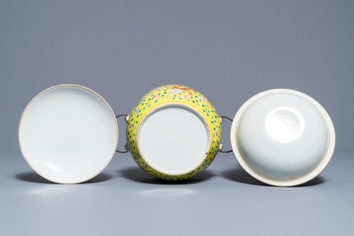 Une paire de terrines couvertes en porcelaine de Chine famille jaune, 19&egrave;me