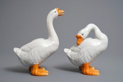 Une paire de mod&egrave;les d'oies en porcelaine de Chine, Qianlong/Jiaqing