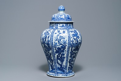 Un grand vase couvert en porcelaine de Chine bleu et blanc, Kangxi