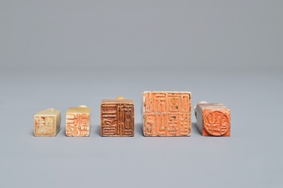 Un lot de 23 pi&egrave;ces en jade, pierre de savon et pierre dure sculpt&eacute;e, Chine, 19/20&egrave;me