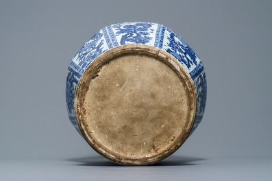 Un grand vase couvert en porcelaine de Chine bleu et blanc, Kangxi