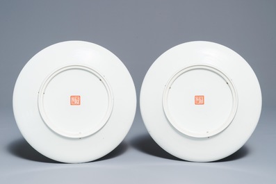 Een paar Chinese polychrome schotels met winterlandschapsdecor, Republiek, 20e eeuw