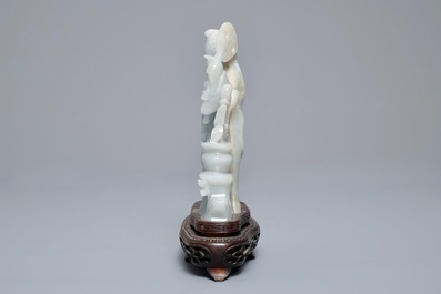 A Chinese jade group of two ladies and two reticulated buttons, 19/20th C.