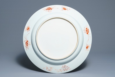 Un tr&egrave;s grand plat en porcelaine de Chine de style Imari, Kangxi