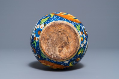 Een apothekersfles in Italiaanse majolica, Veneti&euml;, 2e helft 16e eeuw