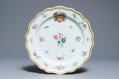 Drie Chinese famille rose wapenschotels voor de Engelse markt, Qianlong