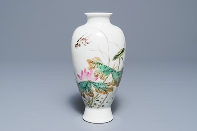 Een Chinese famille rose vaas met een vogel bij bloemen, Jingdezhen merk, 20e eeuw