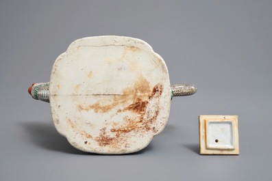Een Chinese famille verte draakvormige theepot met floraal decor, 19/20e eeuw