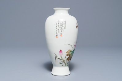 Een Chinese famille rose vaas met een vogel bij bloemen, Jingdezhen merk, 20e eeuw