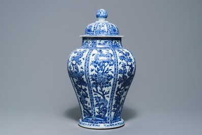 Un grand vase couvert en porcelaine de Chine bleu et blanc, Kangxi