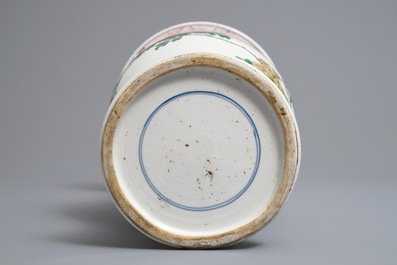 Un vase de forme yenyen en porcelaine de Chine famille verte, Kangxi