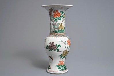 Un vase de forme yenyen en porcelaine de Chine famille verte, Kangxi